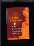 Dívka, která kopla do vosího hnízda - náhled