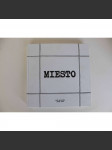 Miesto (fotografie, humor, mj. Laco Deczi, Čechomor, Eva Holubová, Ivana Chýlková, Petr Janda, Tomáš Klus, Richard Krajčo, Jiří Lábus, Milan Lasica, Karel Roden; podpis a věnování Mišo Malicher) - náhled